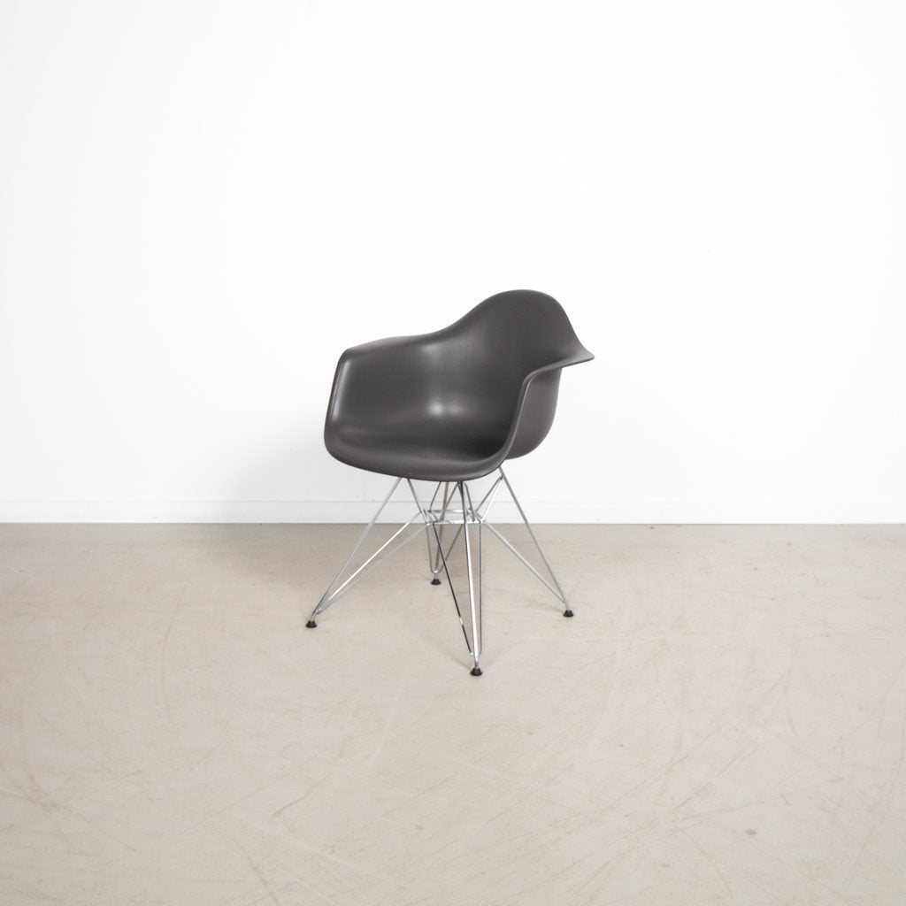 Vitra Eames DAR Stoel Donkergrijs Kunststof - Chroom, Huis en Inrichting, Stoelen, Niet ingevuld, Zo goed als nieuw, Niet ingevuld