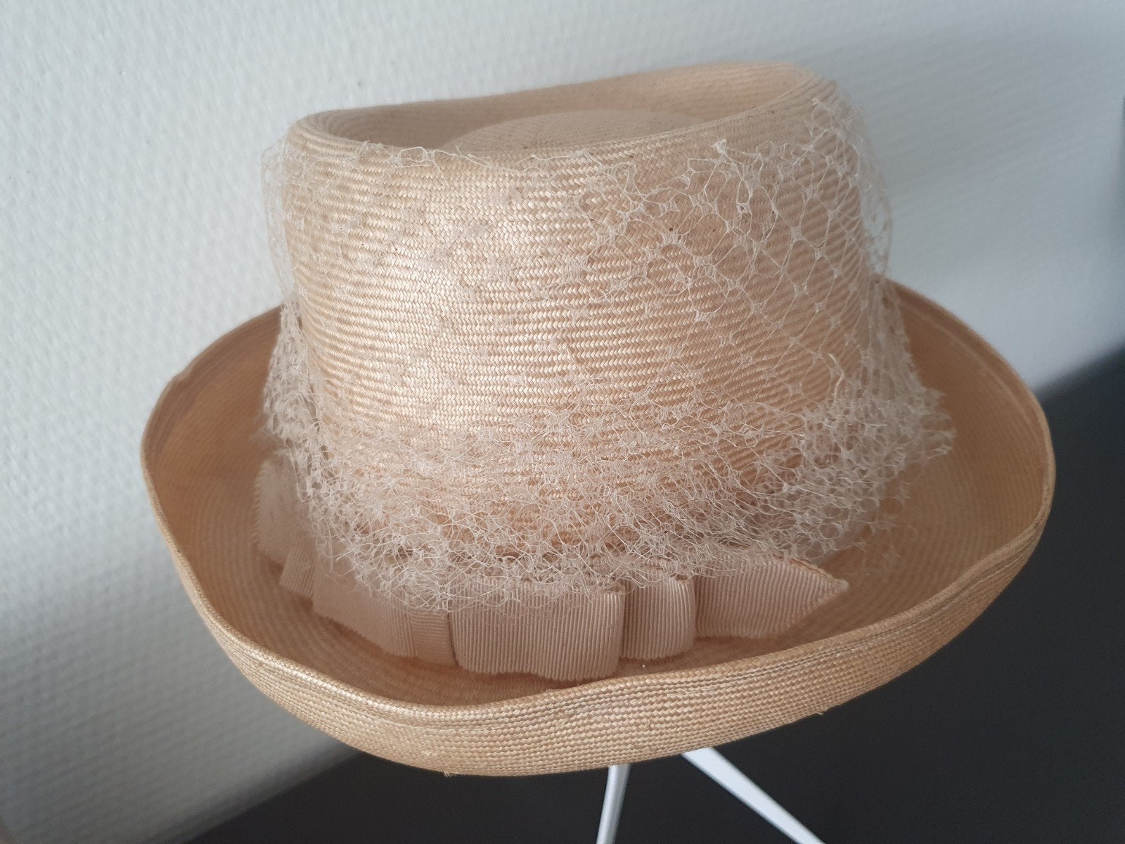 Hoed uit de jaren 60, Kleding | Dames, Hoeden en Petten, 55 cm (S, 6⅞ inch) of minder, Hoed, Ophalen of Verzenden, Zo goed als nieuw