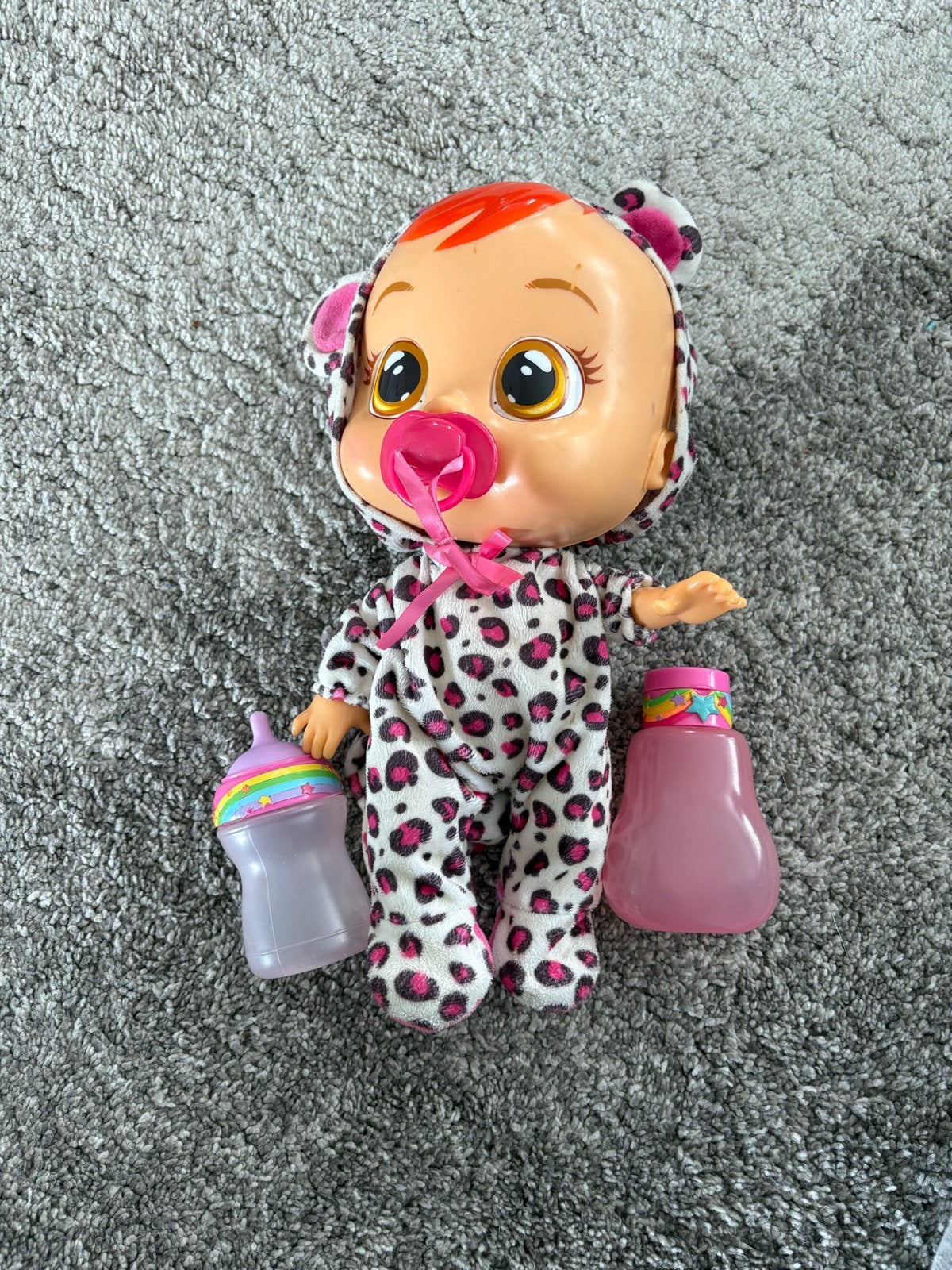 Cry Baby pop met luipaardprint pakje en accessoires, Ophalen of Verzenden, Gebruikt, Babypop