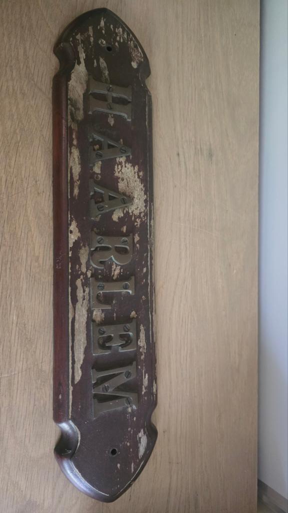 Vintage houten bord 'HAARLEM' met metalen letters, Antiek en Kunst, Ophalen of Verzenden