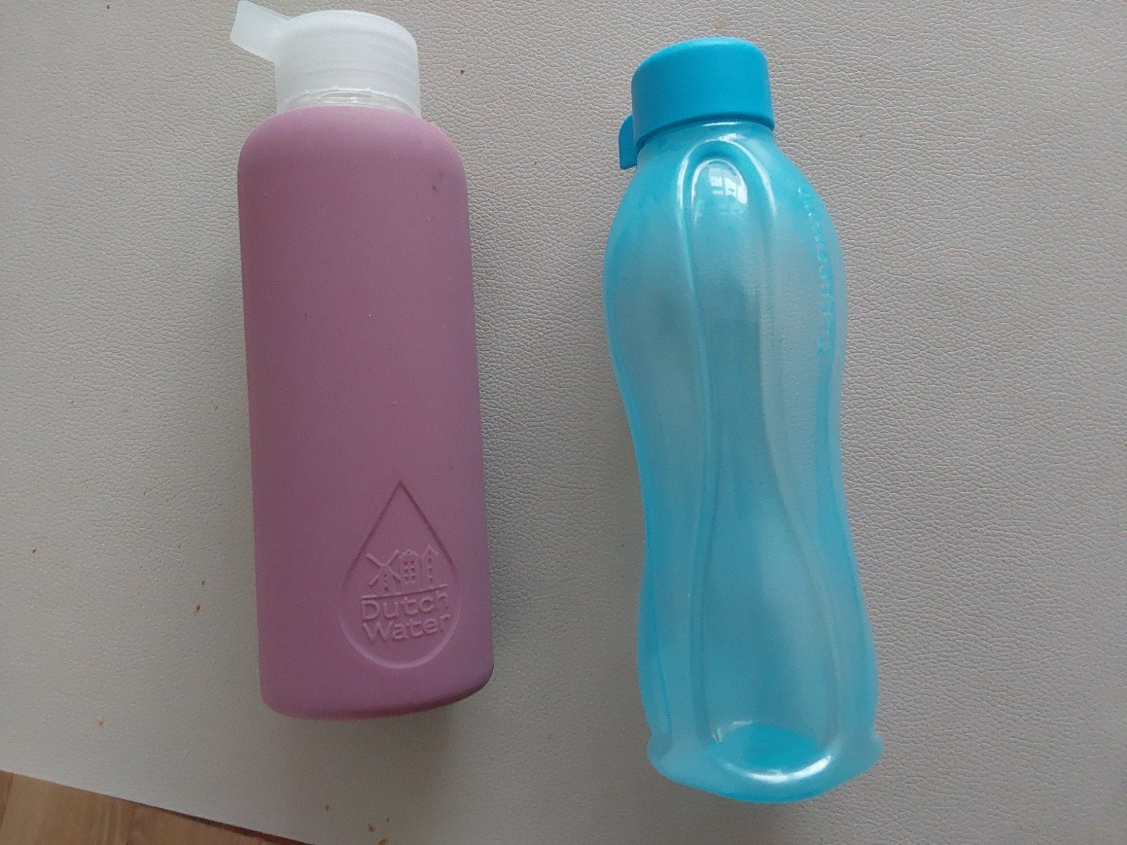 Set van 2 waterflessen: roze Dutch Water en blauwe perware, Ophalen of Verzenden, Roze, Overige merken, Glas