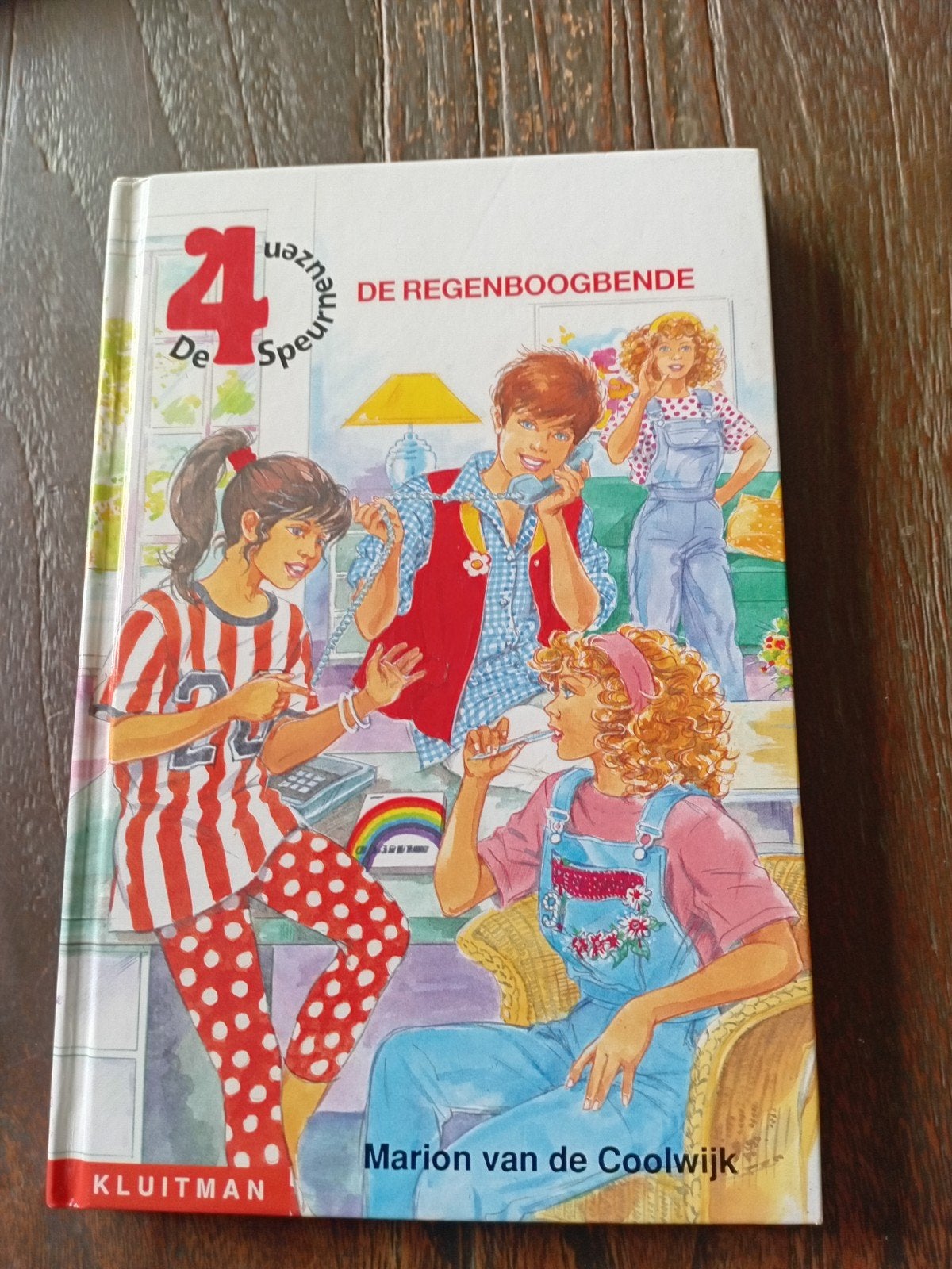 Marion van de Coolwijk - Vier speurneuzen de regenboogbende, Ophalen of Verzenden, Zo goed als nieuw, Marion van de Coolwijk, Fictie algemeen