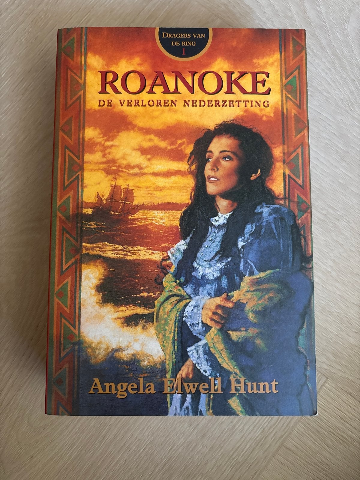 Roanoke: De Verloren Nederzetting - Angela Elwell Hunt, Ophalen of Verzenden, Gelezen, Nederland