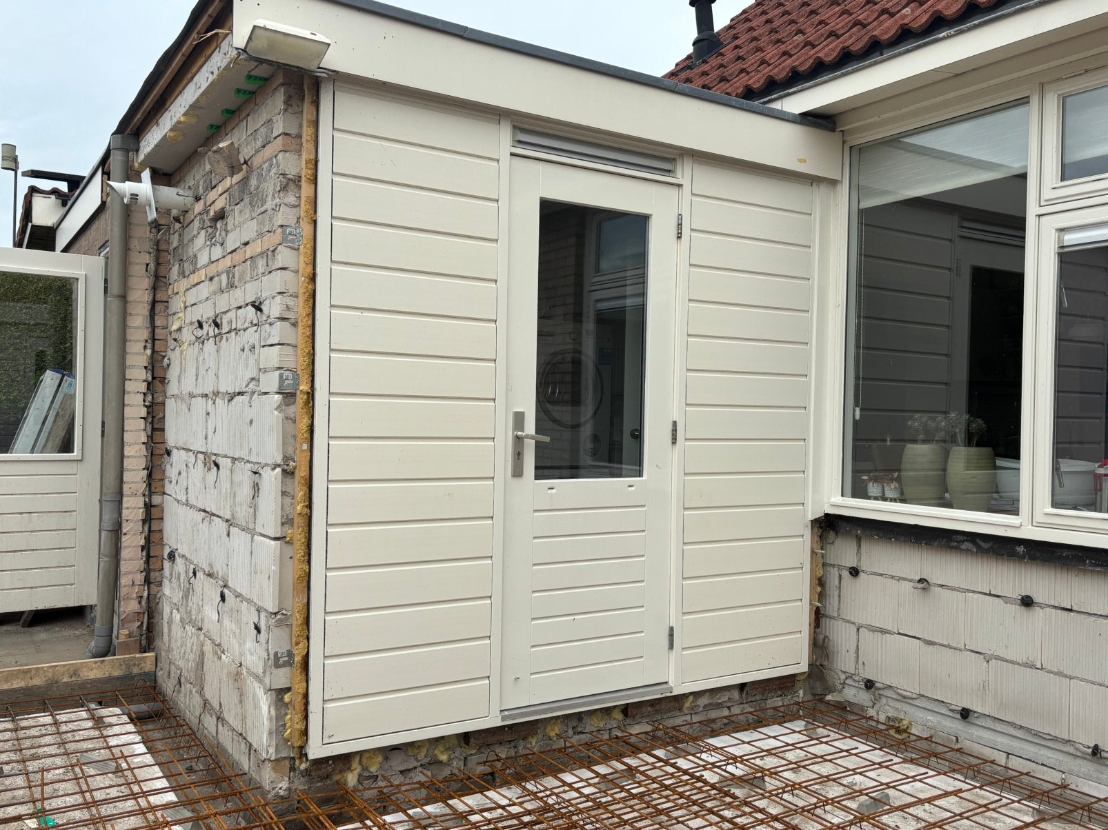 Goed meranti kozijn met houten deur en kunststof panelen., Ophalen, Gebruikt, 225 cm of meer, Overige typen