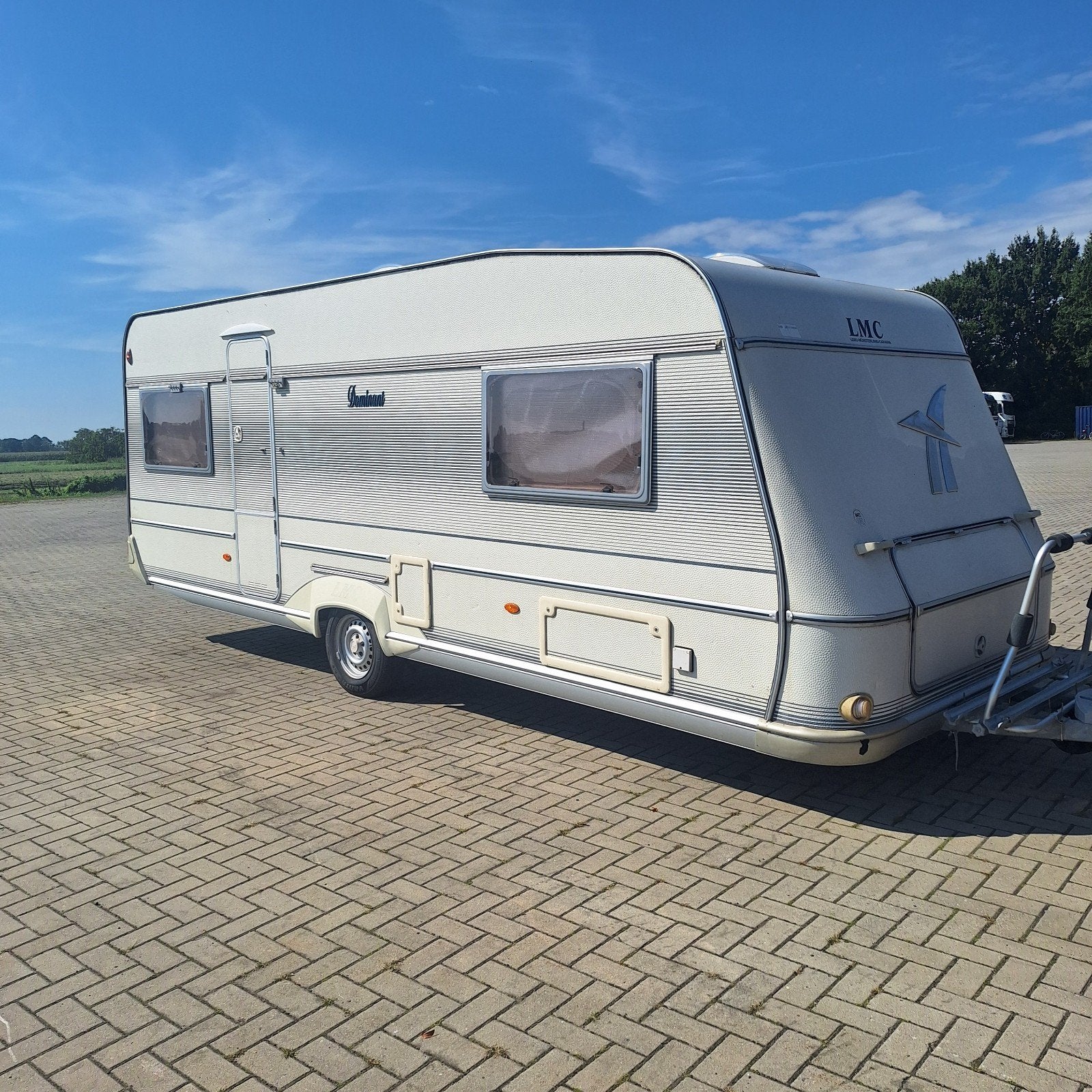 LMC Dominant 560, Voortent, Enkele bedden, Fietsendrager, 2 aparte bedden, Rondzit, Bedrijf, 5 tot 6 meter