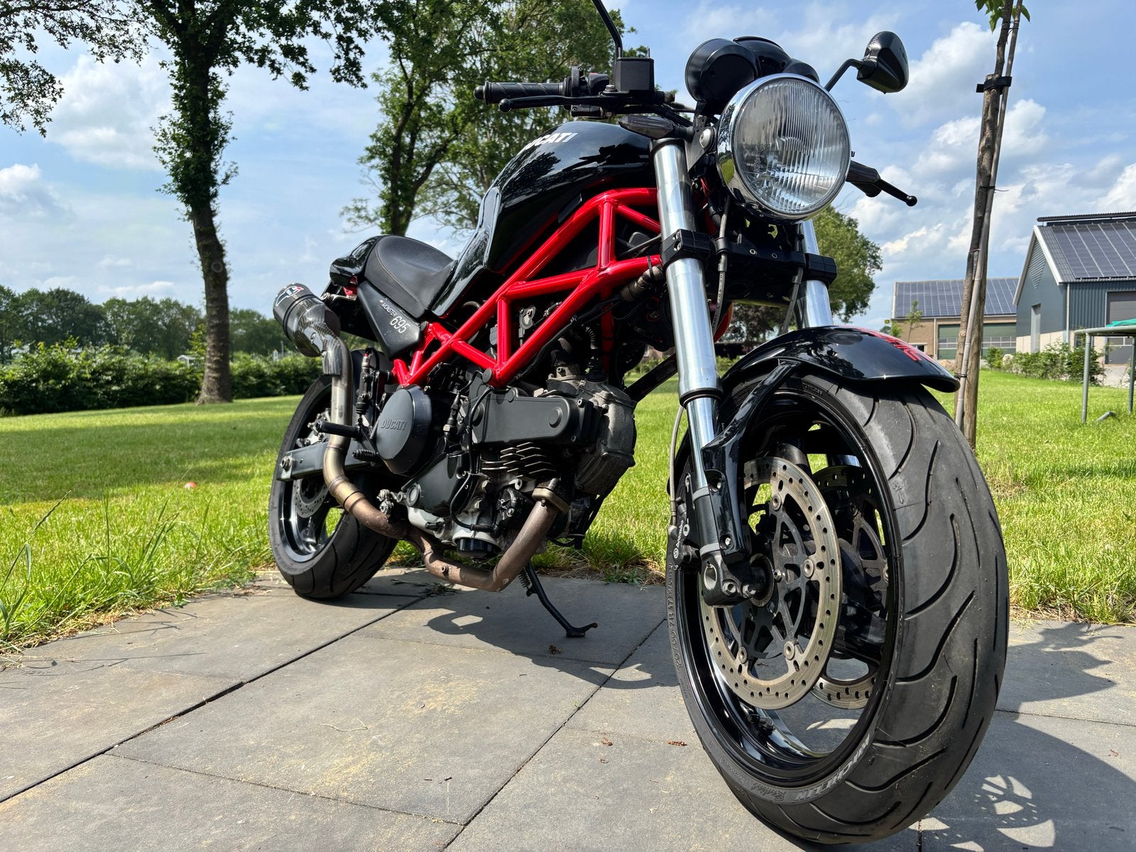 Ducati Monster 695  A2 - Zo goed als nieuwe banden, Motoren, Motoren | Ducati, 2 cilinders, Sportuitlaat, Gebruikt, Particulier