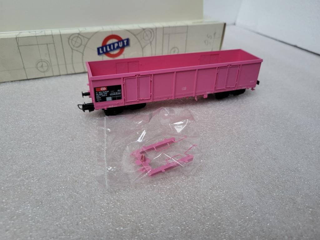 Lilliput 244 51 Roze Wagon, Hobby en Vrije tijd, Modeltreinen | H0, Gelijkstroom, Wagon, Ophalen of Verzenden, Zo goed als nieuw