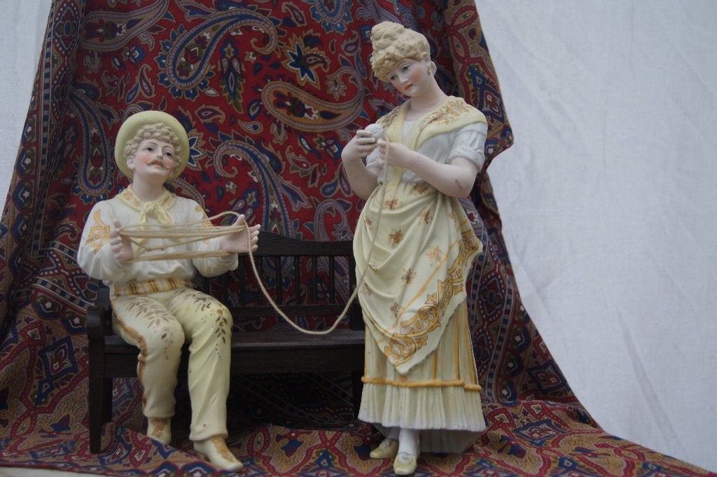 Dame en heer met garen ( Beelden, Ophalen of Verzenden, Overige materialen, Beeld
