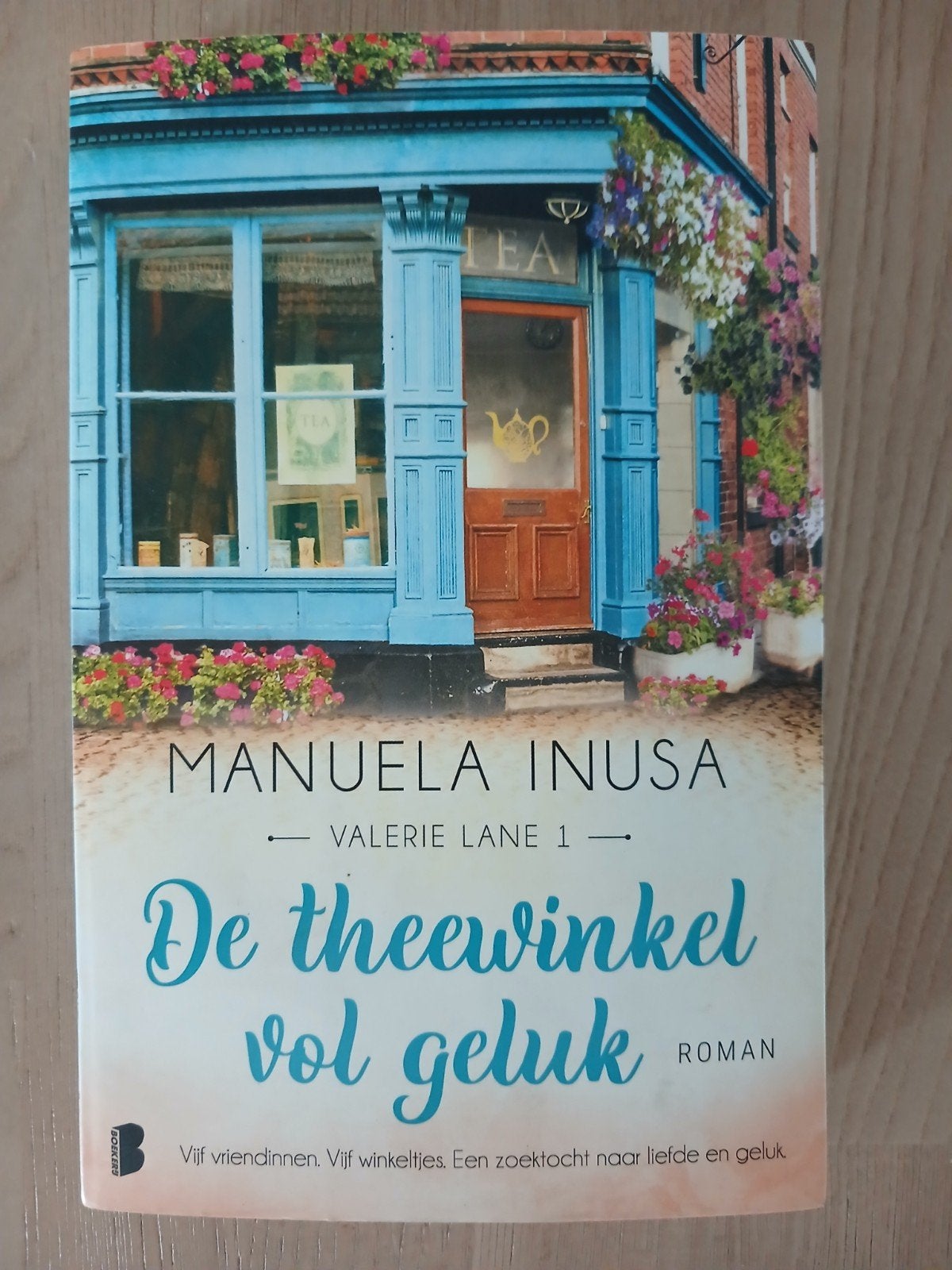 Manuela Inusa - De theewinkel vol geluk, Boeken, Romans, Zo goed als nieuw, Ophalen of Verzenden