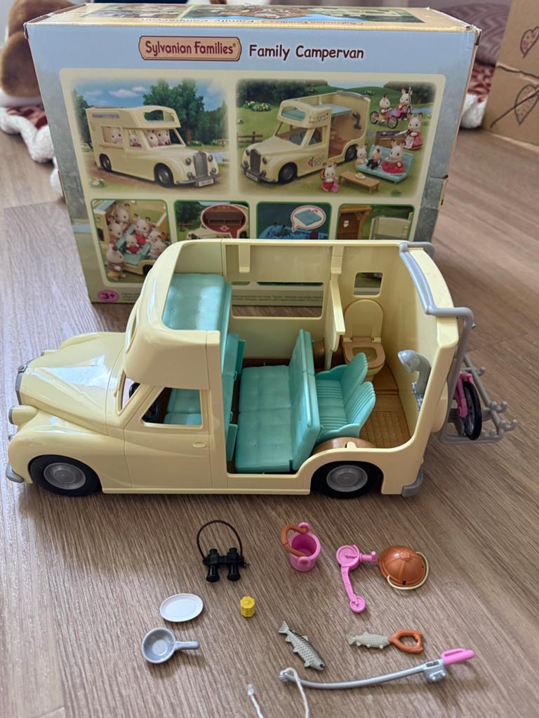 Sylvanian Families Family Campervan met accessoires, Ophalen of Verzenden, Zo goed als nieuw