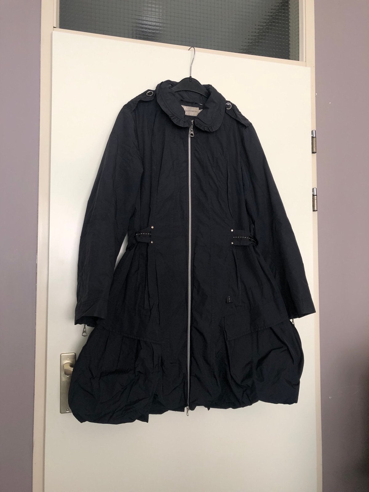 Zwarte jas met rits en ruches Easycomfort maat 44, Ophalen of Verzenden, Gedragen, Maat 38/40 (M), Zwart