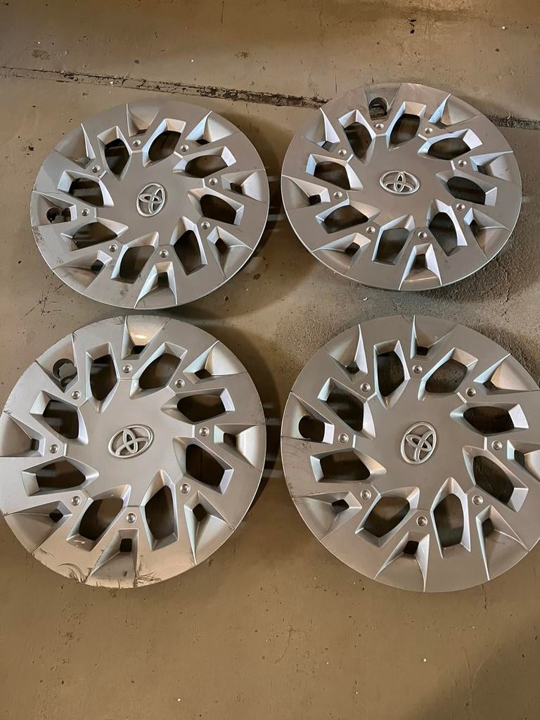 wieldoppen set Toyota Yaris - maat 15" - kleur zilver, Auto diversen, Wieldoppen, Ophalen of Verzenden, Zo goed als nieuw
