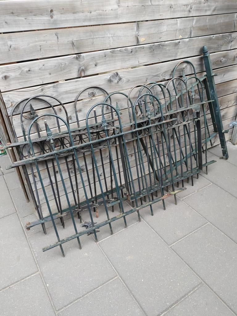 Oud sierhekwerk met draaihek en 4 palen, 4 meter lang, Ophalen of Verzenden, Gebruikt, IJzer, Sierhekwerk