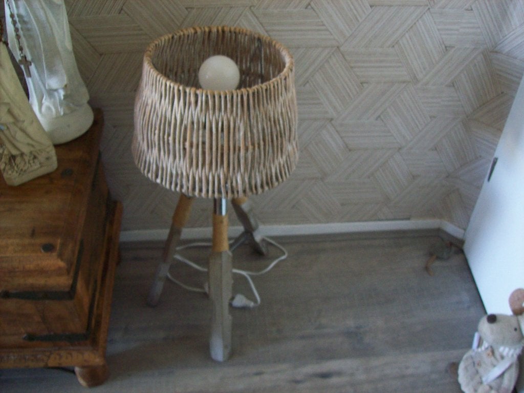 mooie lamp industriele look  met rotan kap 64enhalf hoog, Huis en Inrichting, Lampen | Vloerlampen, Ophalen, Zo goed als nieuw