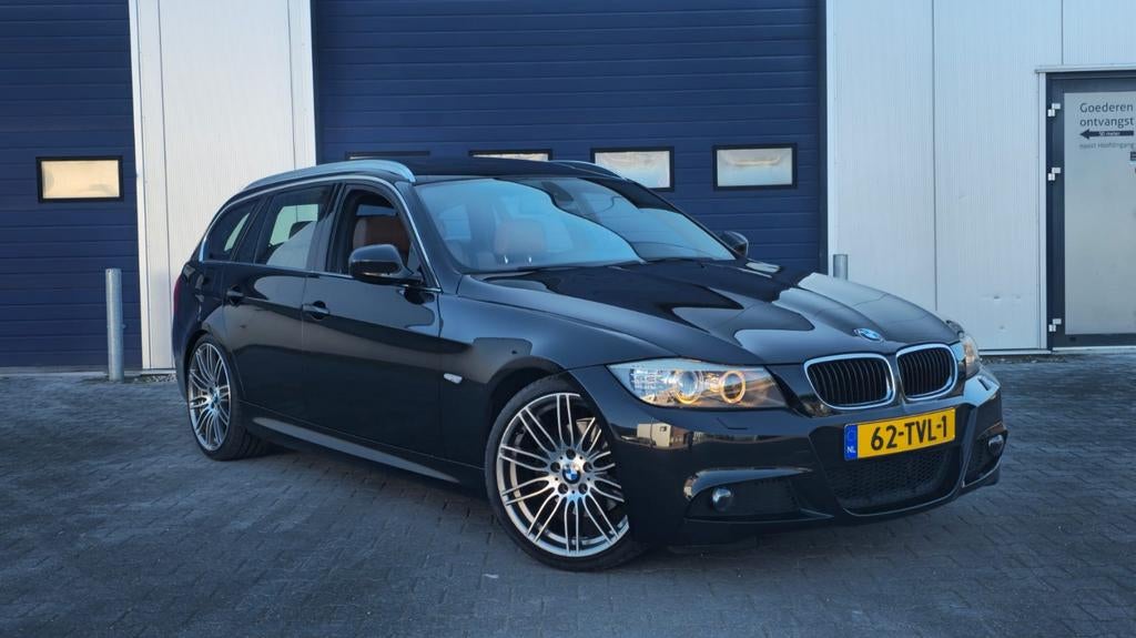 BMW 320i Touring Carbon Sport | Pano, Navi, Achterwielaandrijving, 1995 cc, 4 cilinders, Zwart