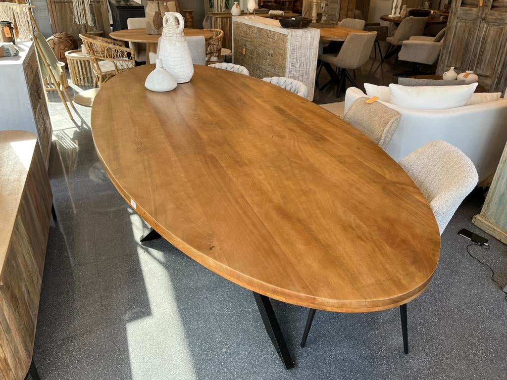 Magazijn leegverkoop grote eettafel ovaal mangohout matrix