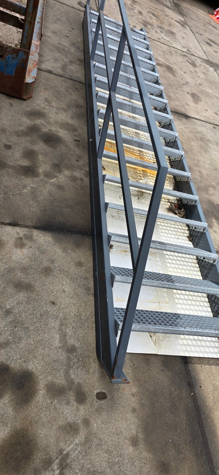 Stalen trap 17 treden hoog. Rechte steektrap 90cm breed., Ophalen, Gebruikt, Trap, 2 tot 4 meter