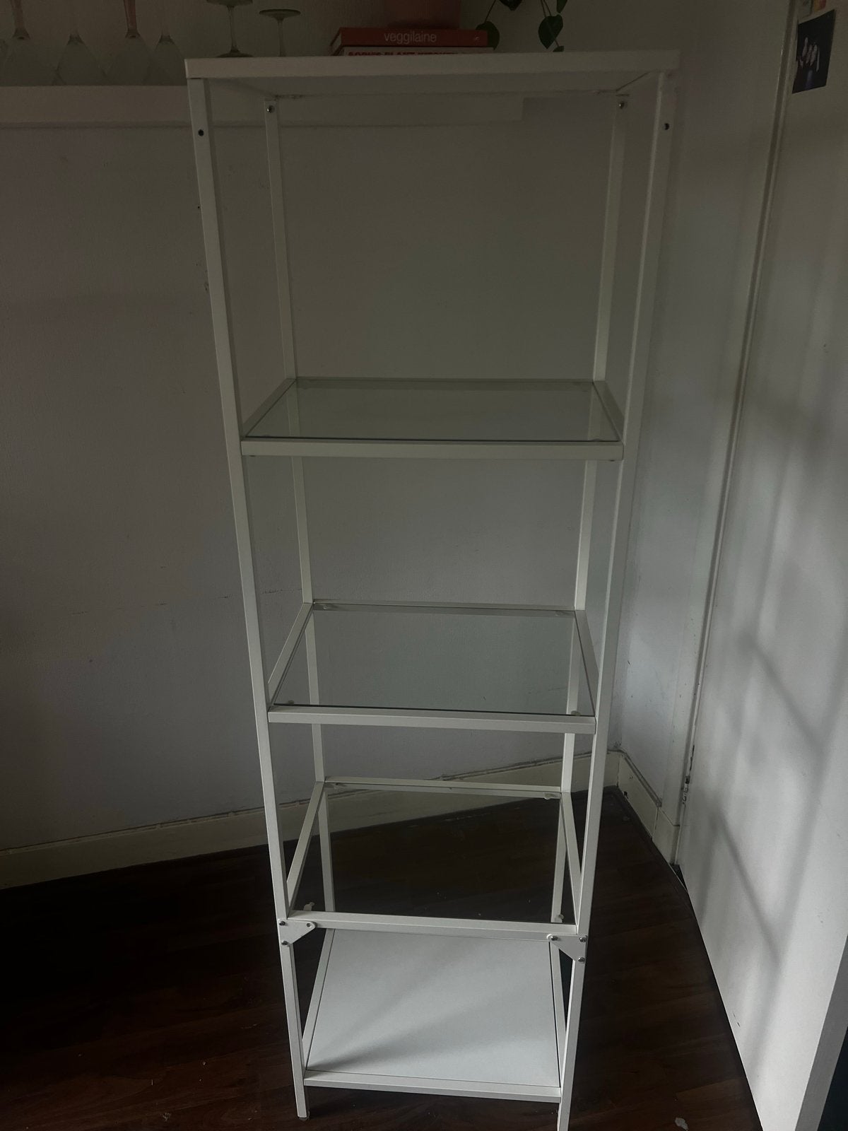 Witte metalen stellingkast met glazen planken, Huis en Inrichting, Met plank(en), Minder dan 50 cm, Ophalen of Verzenden, 150 tot 200 cm
