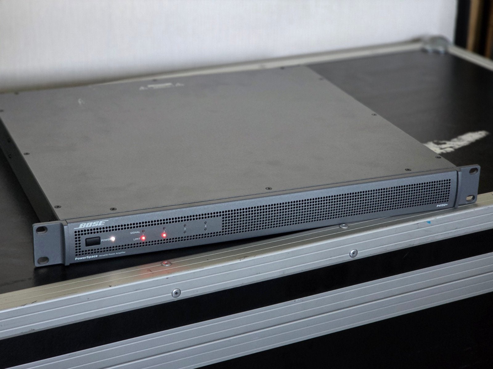 BOSE P4150+ Eindversterker - ZGAN (2 kanalen defect), Gebruikt, 120 watt of meer, Stereo, Ophalen
