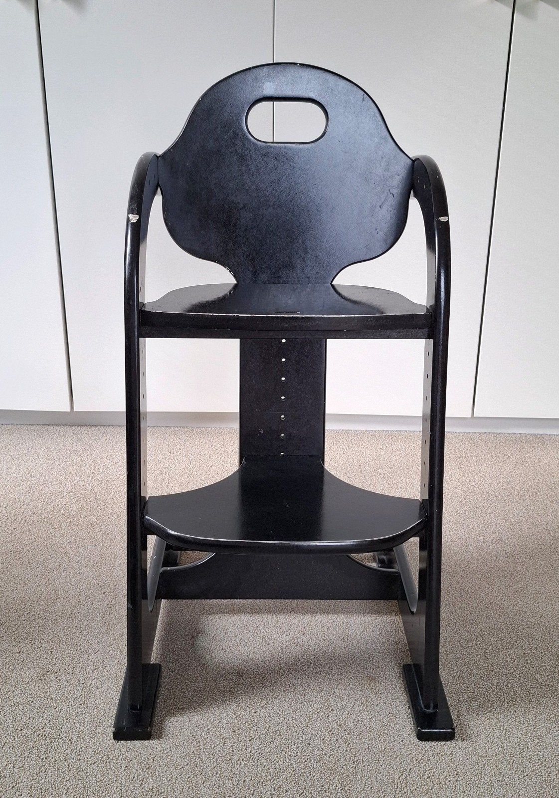 Zwarte Tiamo meegroeistoel (of 2x) van hout + eetblad + riem, Kinderen en Baby's, Kinderstoelen, Ophalen, Gebruikt, Meegroeistoel