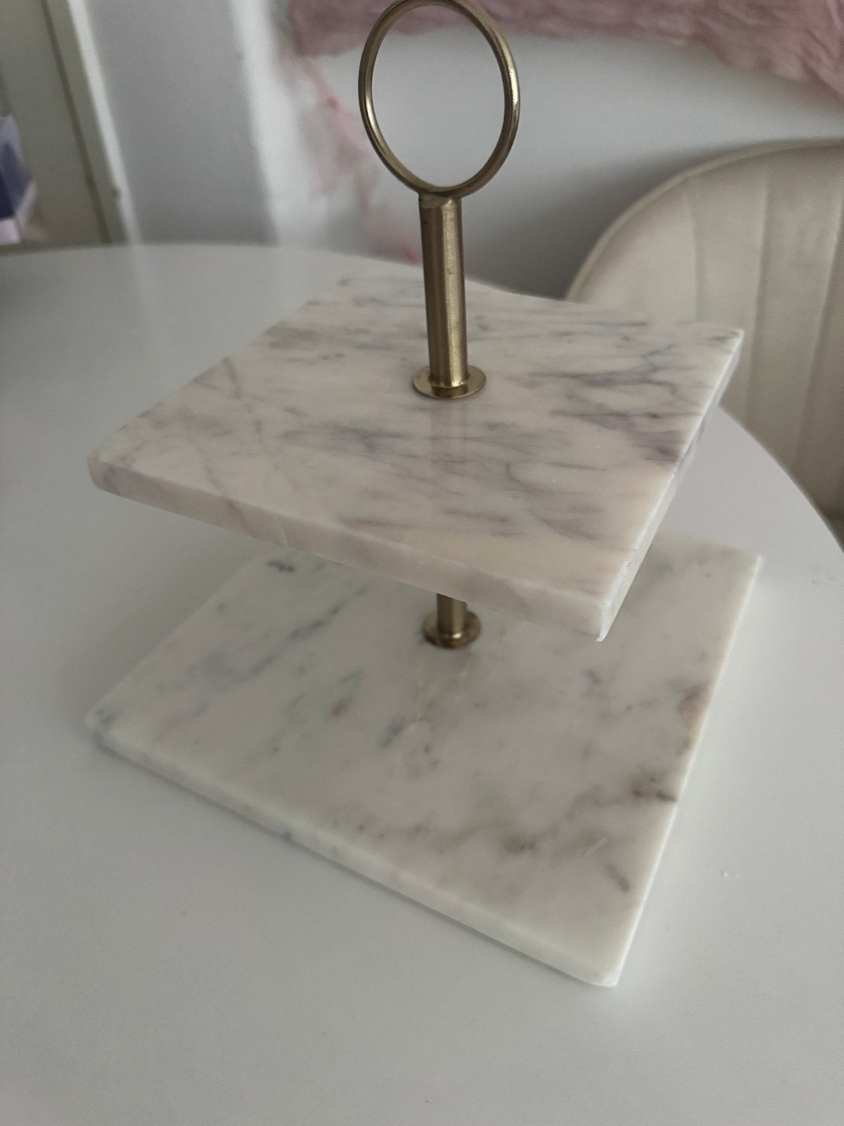 Marmeren etagere met 2 lagen - Wit/Grijs, Vierkant, Ophalen of Verzenden, Zo goed als nieuw, Met handvatten