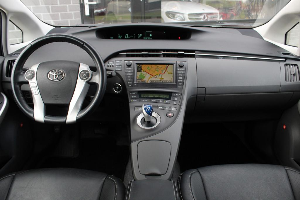 Toyota Prius 1.8 Dynamic / Leer / HUD / JBL / Camera / N.A.P, Gebruikt, Zwart, 4 cilinders, Wit