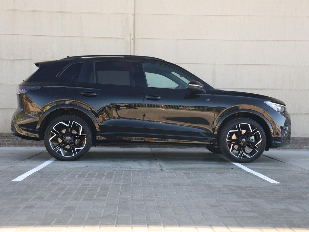 Volkswagen Tiguan 1.5 eHybrid R-Line Business 272 pk | Leder, Parkeerassistent, 4 cilinders, 2000 kg, 150 min