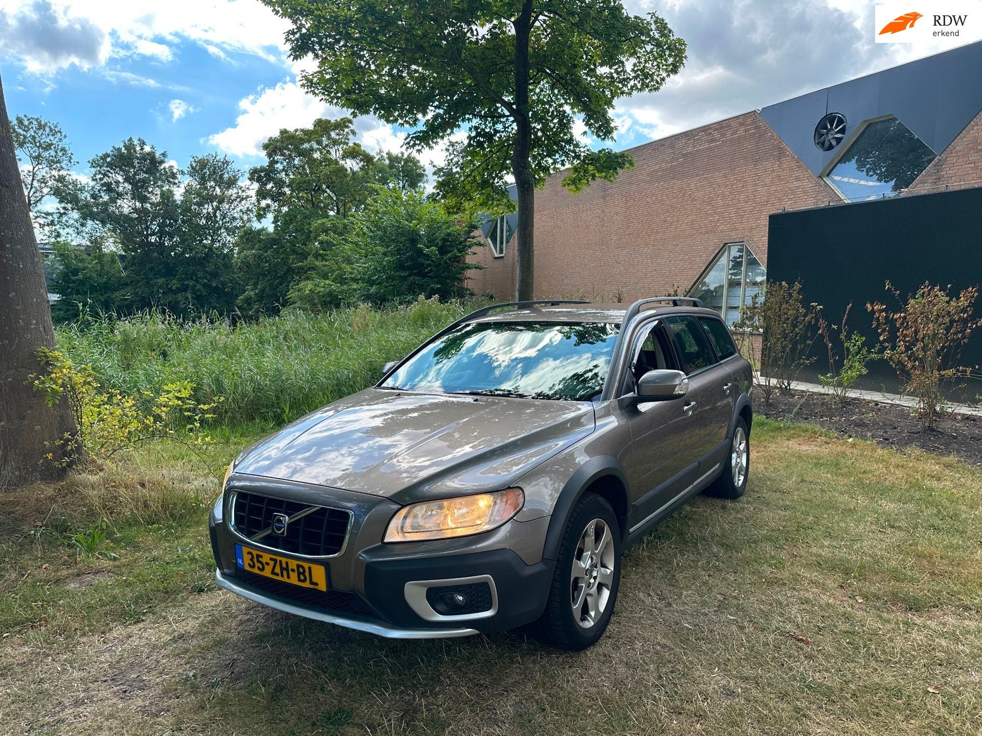 Volvo XC70 2.4 D5 Momentum Airco Cruise PDC 4x4 Elekt Pakket, Auto's, Volvo, Automaat, Gebruikt, 197 €/maand, XC70