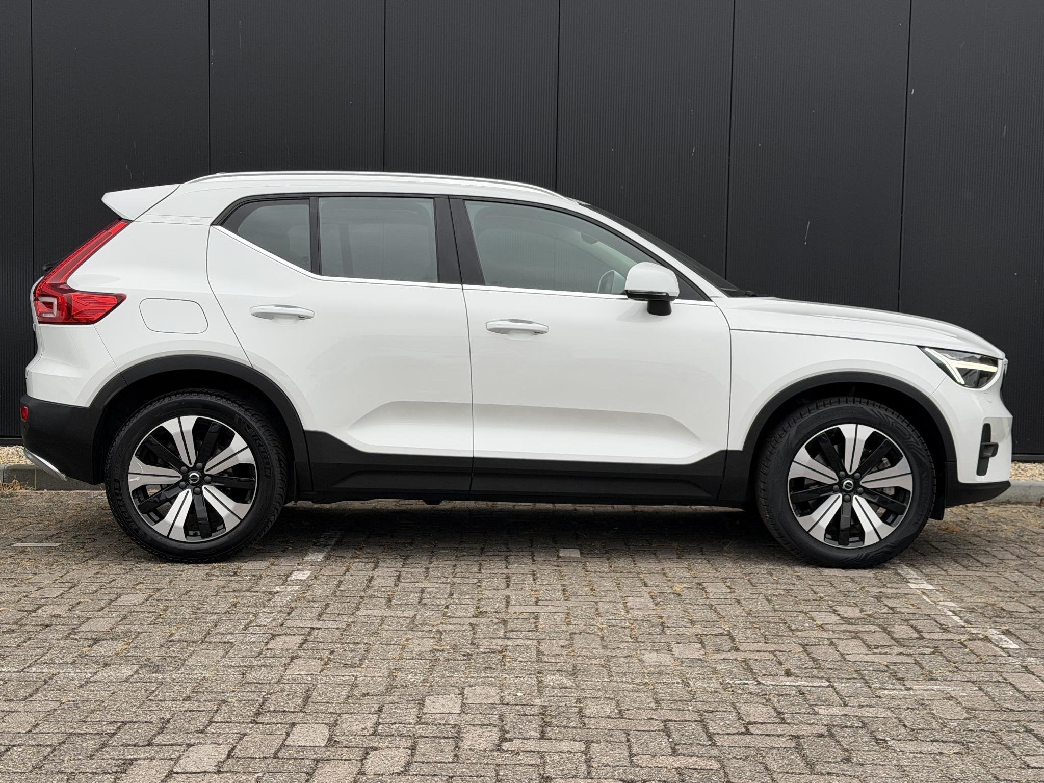 Volvo XC40 1.5 T4 Plug-in hybrid Ultimate Bright Intellisafe, Auto's, Verwarmde buitenspiegels, 1712 kg, Met garantie (alle), Leder en Stof