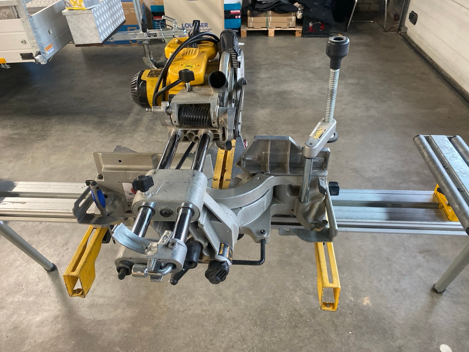 DeWalt Afkortzaag met onderstel - Zo goed als nieuw, Ophalen, 70 mm of meer, Zo goed als nieuw, Afkortzaag
