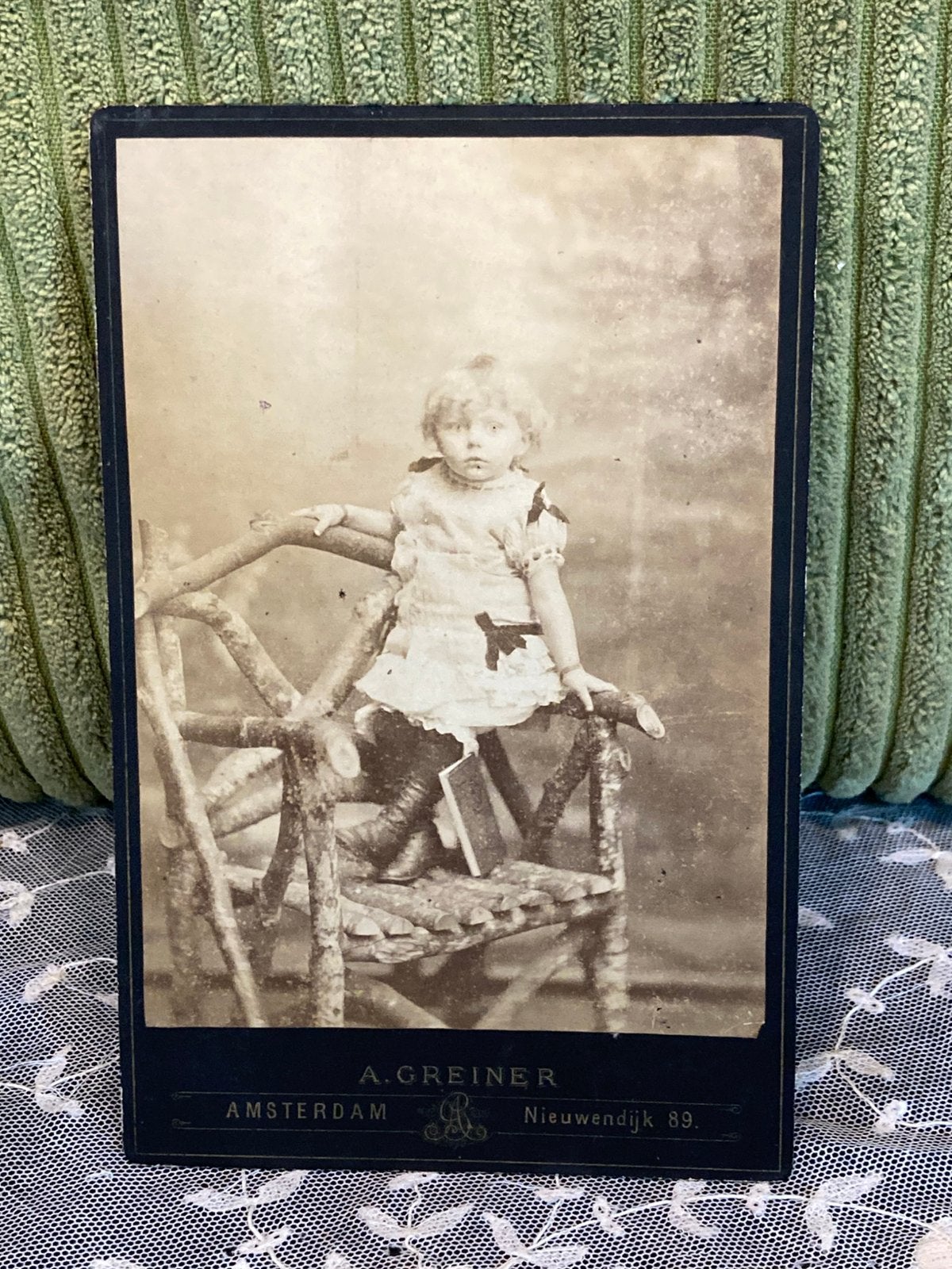 CDV, kind op stoel, A. Greiner (290726), Gebruikt, Foto, Ophalen of Verzenden, Voor 1940