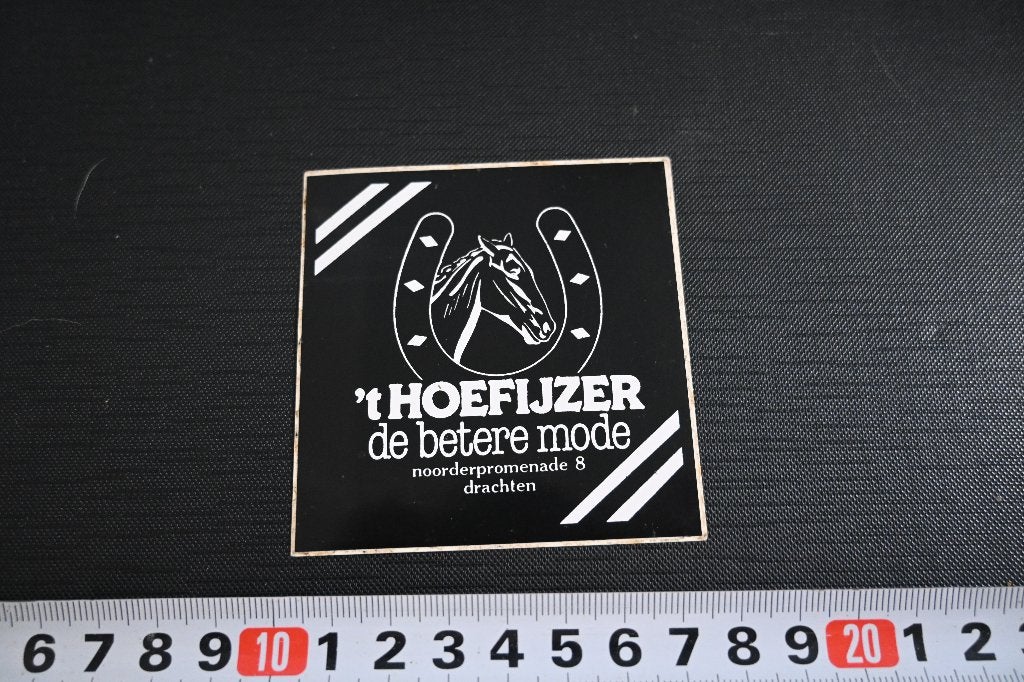 sticker drachten 'T HOEFIJZER de betere mode noorderpromenad, Ophalen of Verzenden, Zo goed als nieuw