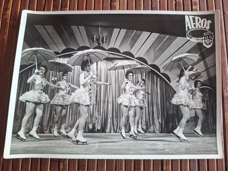 Vintage foto van danseressen met parasols - Karl Loher, Gebruikt, Foto, Ophalen of Verzenden, Voor 1940