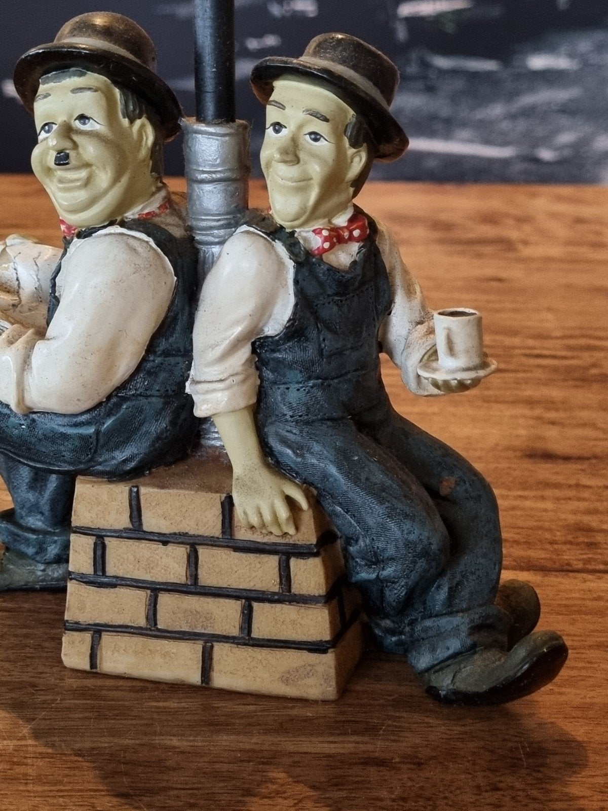 Beeldje Laurel & Hardy bij lantaarnpaal, Ophalen of Verzenden, Zo goed als nieuw