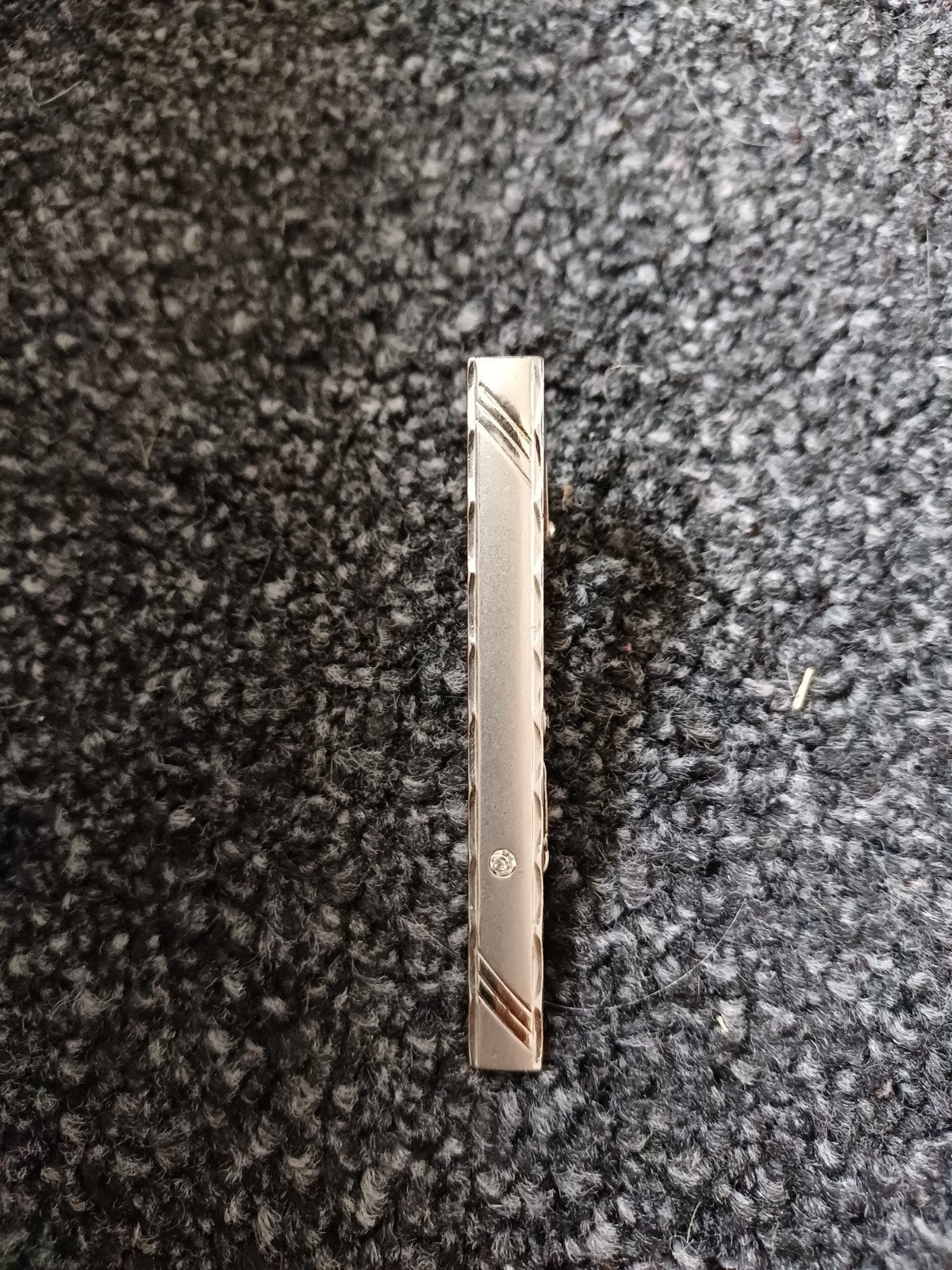 Stijlvolle zilverkleurige dasspeld met diamantje, Ophalen of Verzenden, Zo goed als nieuw, Overige materialen