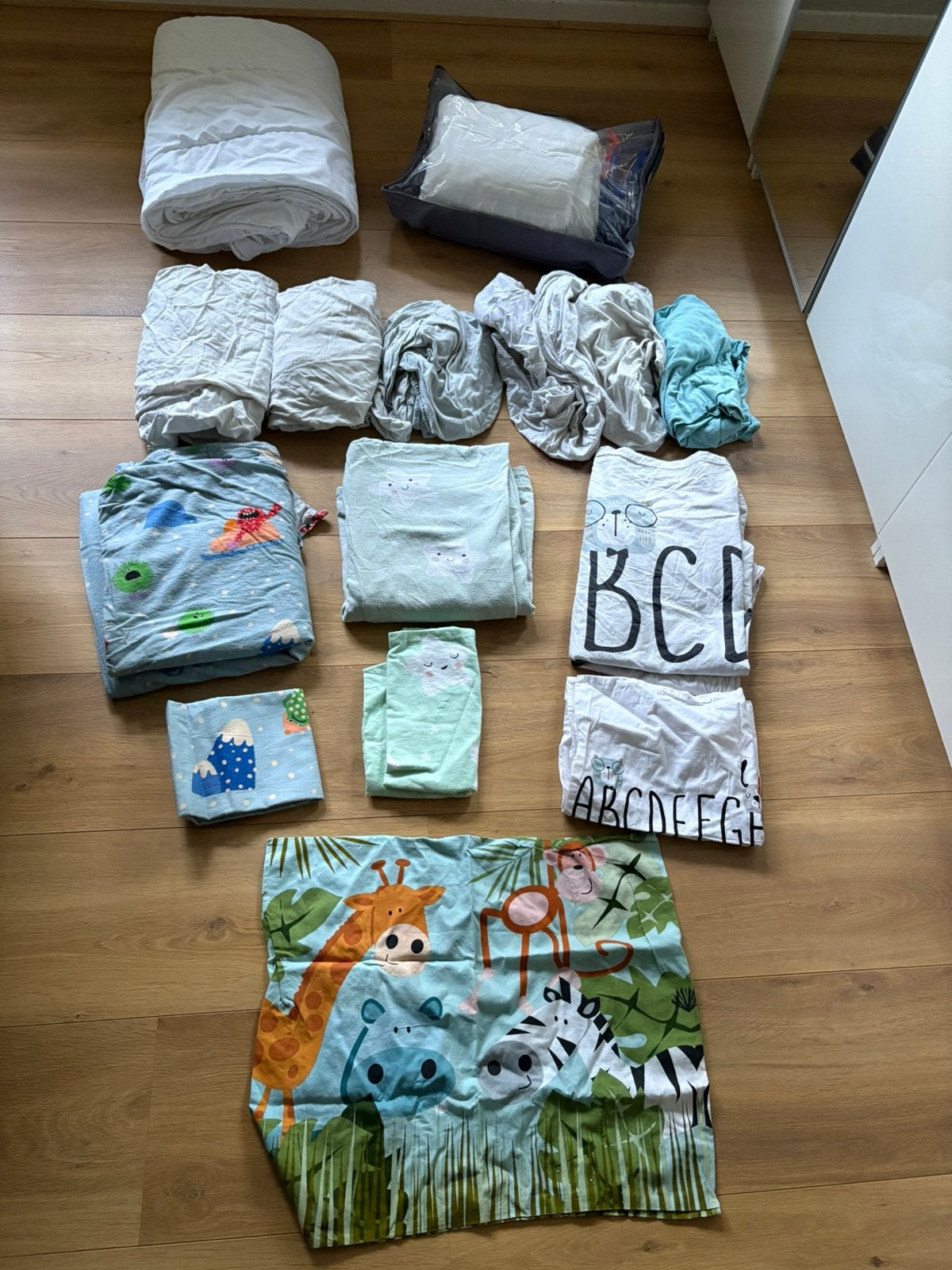 Beddengoed inclusief dekbed 7 hoeslakens 4 dekbedovertrekken, Jongetje of Meisje, Ophalen of Verzenden, Zo goed als nieuw, Hema
