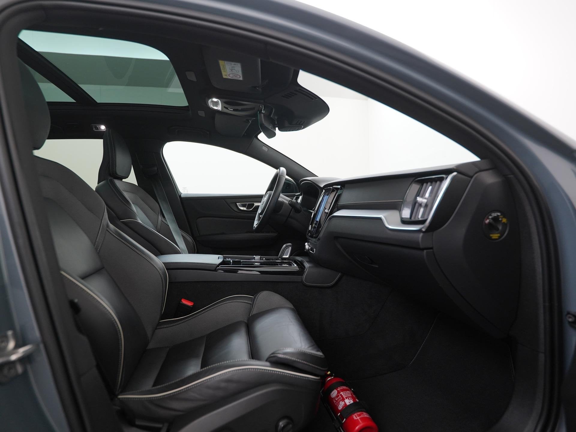 Volvo V60 2.0 T6 Recharge AWD R-Design | Panoramadak | Trekh, Auto's, Gebruikt, Euro 6, 4 cilinders, Plug-in hybride