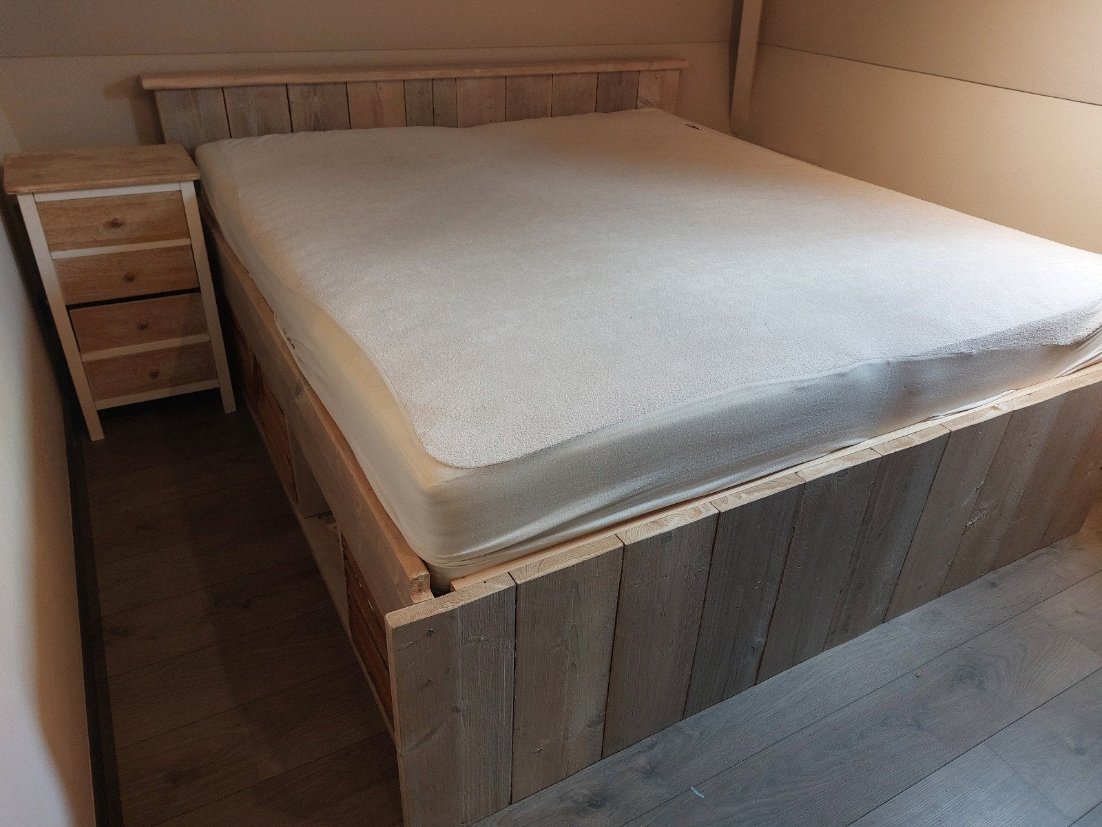 Steigerhouten tweepersoonsbed 180x200 met 2 nachtkastjes, Ophalen, Gebruikt, Bruin, Tweepersoons