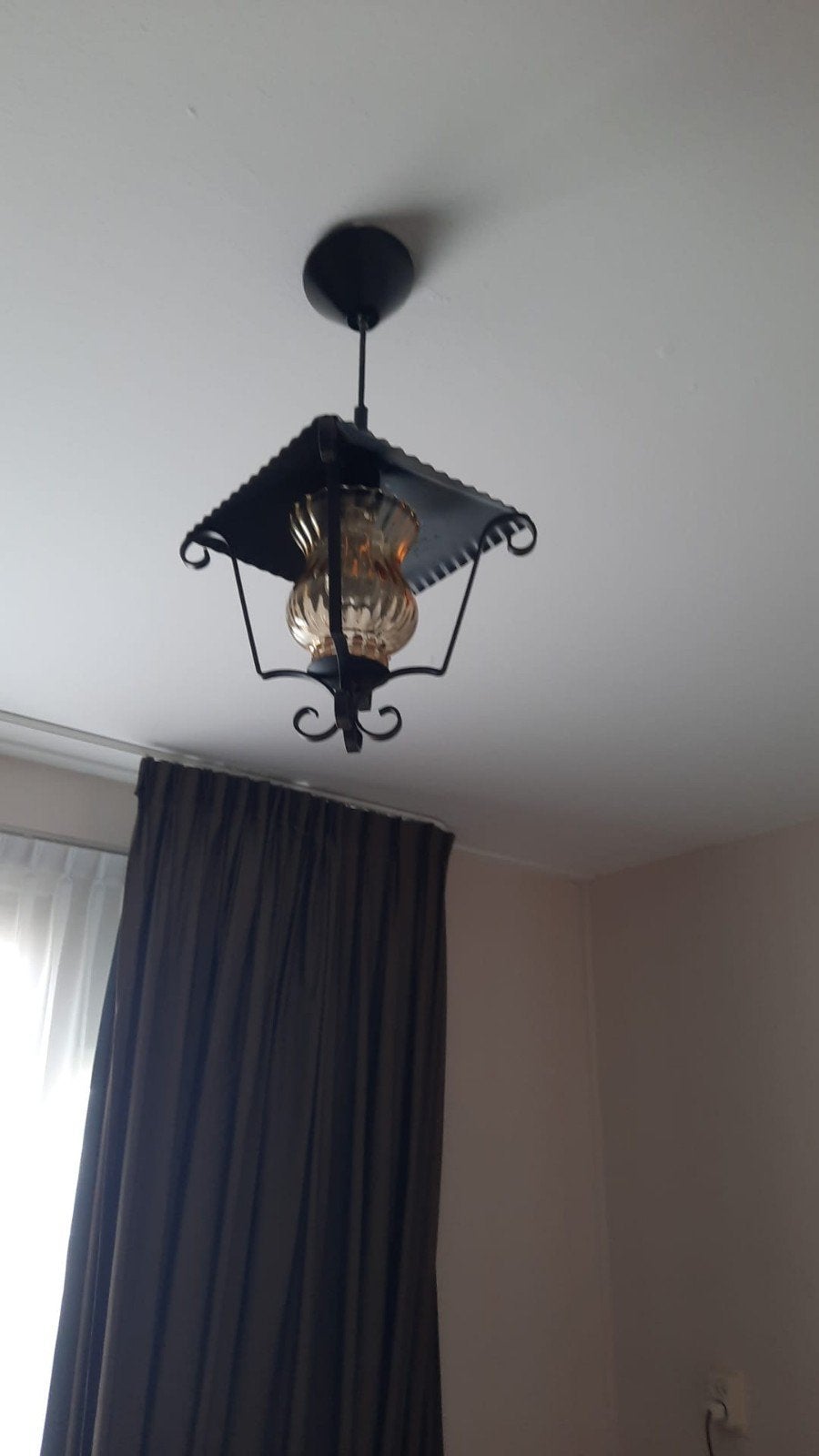 Vintage Hanglamp Zwart Metaal met Amberkleurig Glas, Gebruikt, Vintage, Klassiek, Glas, E27 (groot)