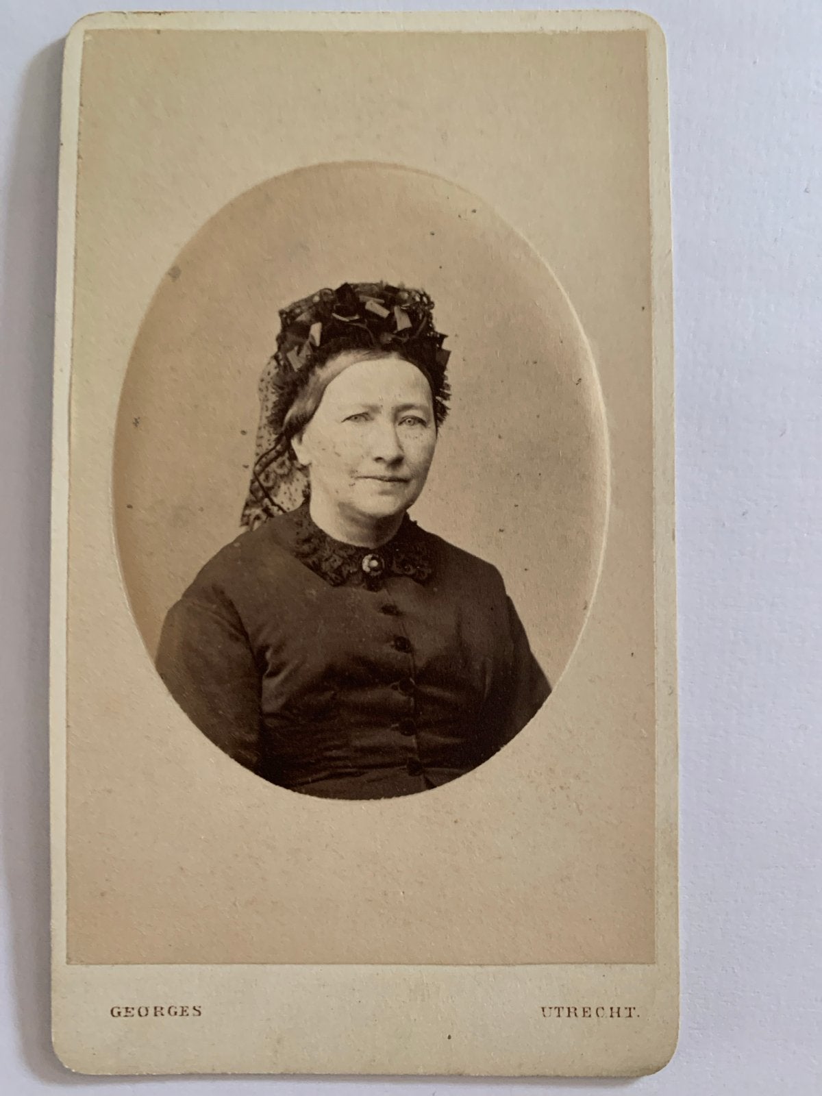 CDV antieke foto vrouw in klederdracht, Utrecht, ca. 1880, Gebruikt, Foto, Klederdracht, Ophalen of Verzenden