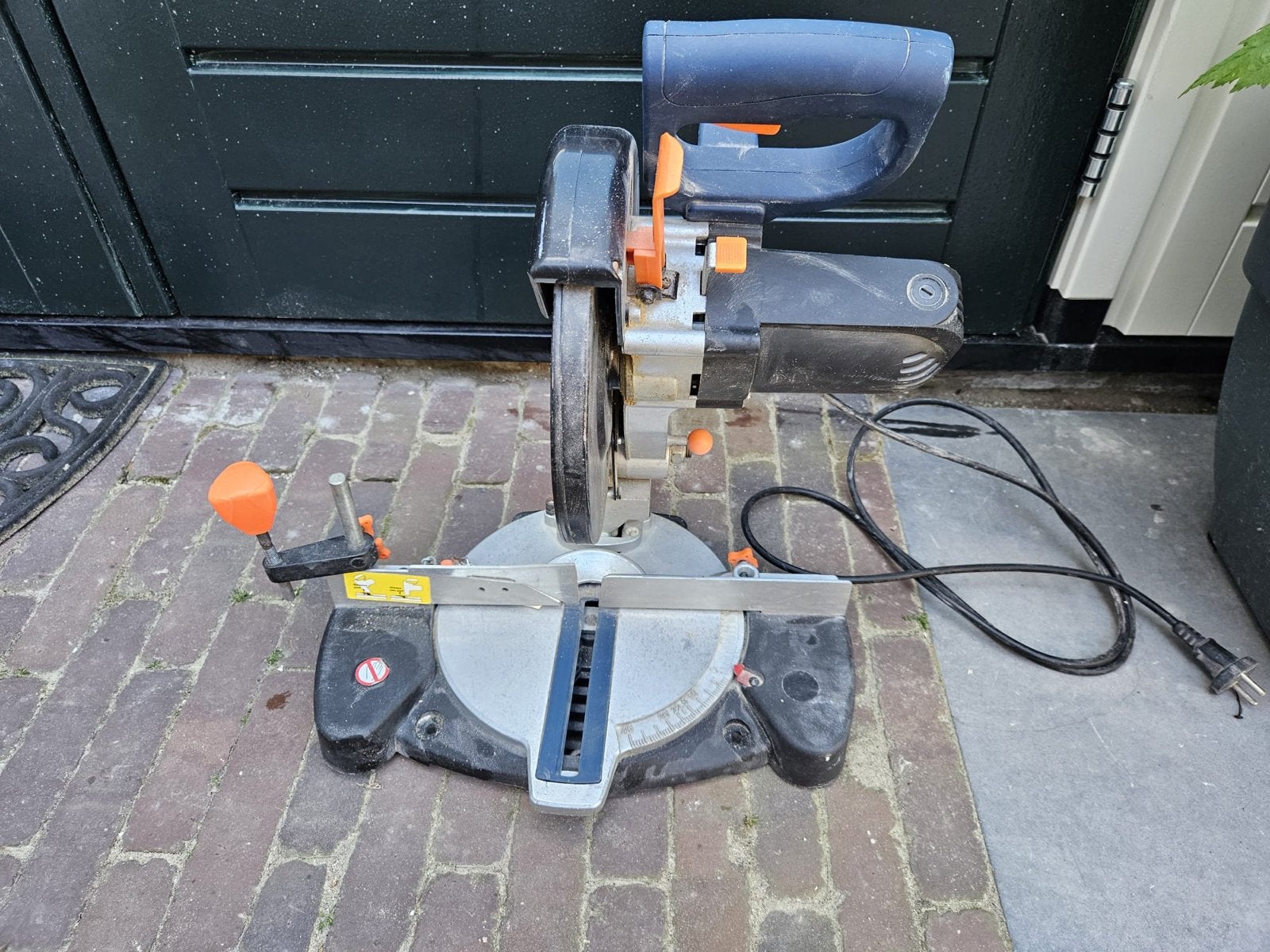 Ferm afkortzaag met zaagblad (210mm), 24 tanden, Ophalen, Gebruikt, Afkortzaag, 30 tot 70 mm