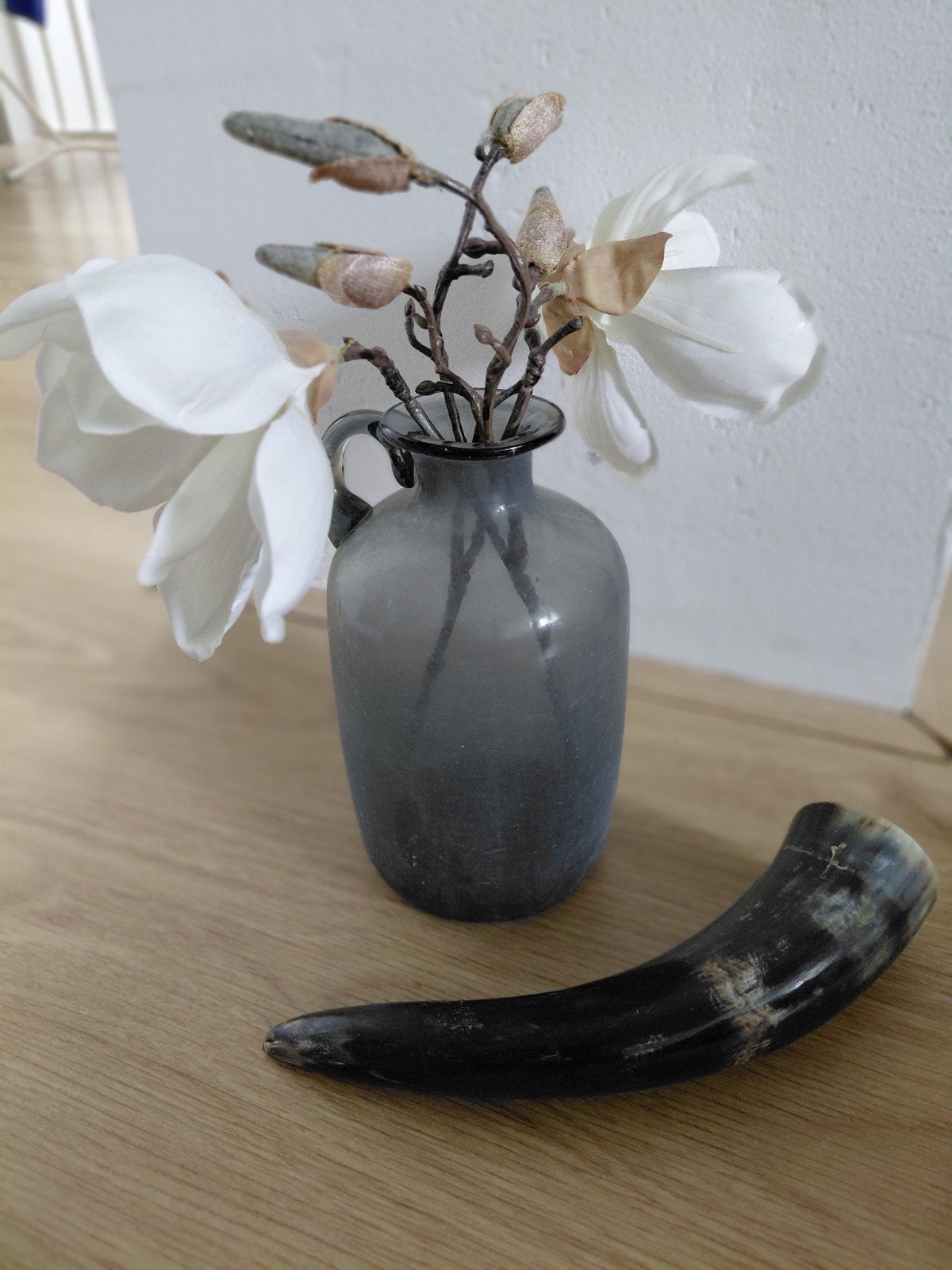 Decoratieve vaas met kunstbloemen en hoorn, Ophalen, Zo goed als nieuw, Grijs