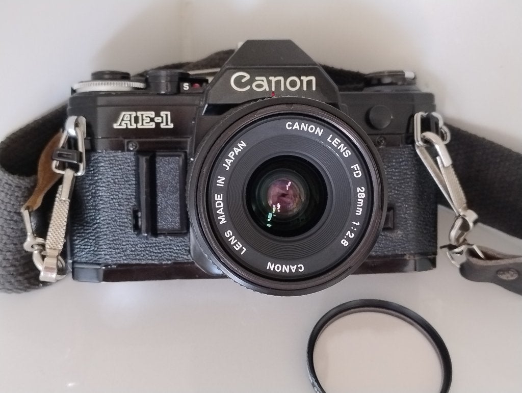 Canon AE1 Camera met een Canon FD 28mm 1:2.8 lens+riem, Ophalen of Verzenden, Zo goed als nieuw, Spiegelreflex, Canon