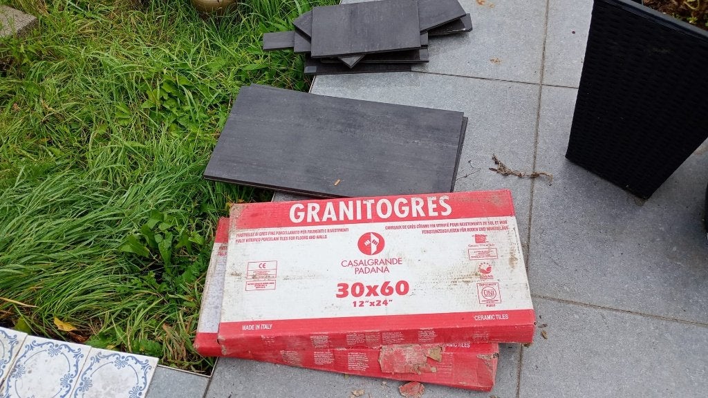 GRATIS op te halen - partij keramiek vloertegels, Doe-het-zelf en Verbouw, Ophalen, 60 cm of meer, Keramiek, Zo goed als nieuw