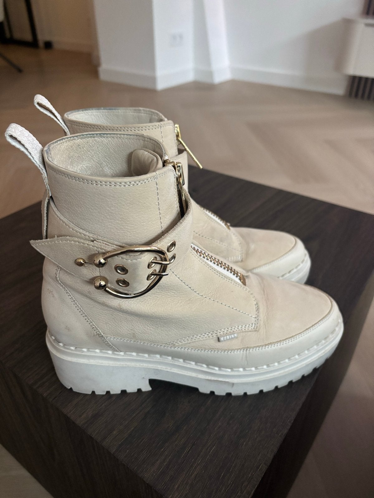 Nubikk crème leren laarsjes maat 39 met gouden details, Ophalen of Verzenden, Gedragen, Beige, Lage of Enkellaarzen