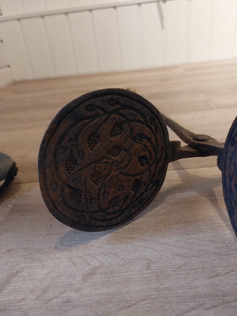 Antiek wafelijzer met druivenmotief, Antiek en Kunst, Ophalen