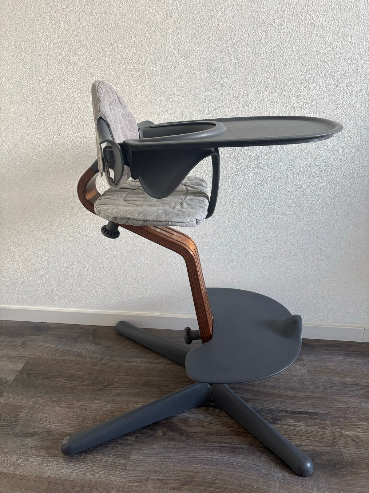 Stokke Nomi kinderstoel met eetblad en gordel, Ophalen, Zo goed als nieuw, Meegroeistoel, Afneembaar eetblad