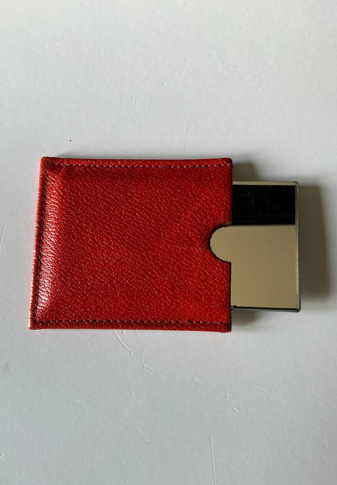 Klein rood leren etui + spiegeltje. 2 Chips aan spiegel foto, Ophalen of Verzenden, Zo goed als nieuw, Rood, Lippen