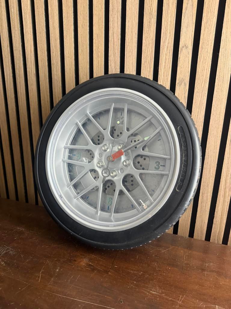 Auto band klok - Perfect voor woonkamer, mancave., Ophalen of Verzenden, Zo goed als nieuw, Analoog, Wandklok