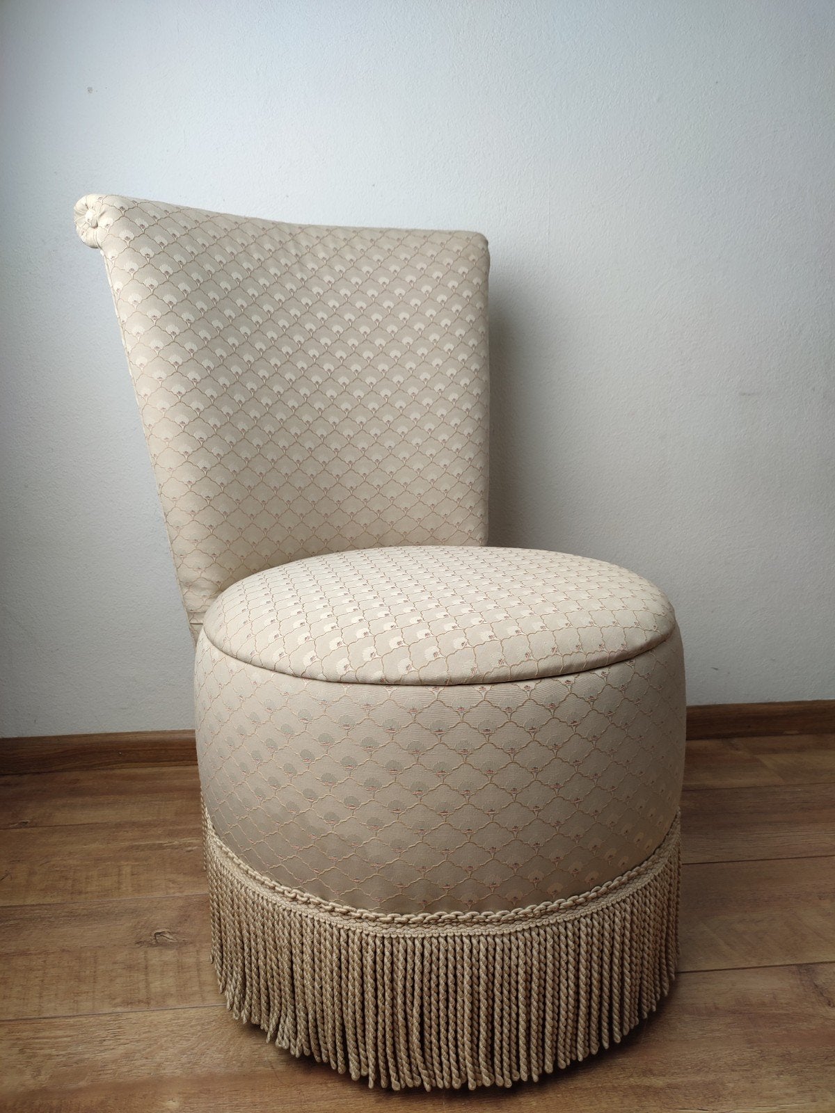 Boudoir stoel stoeltje cocktail creme franjes opbergruimte, Huis en Inrichting, Ophalen of Verzenden, Gebruikt, Minder dan 75 cm